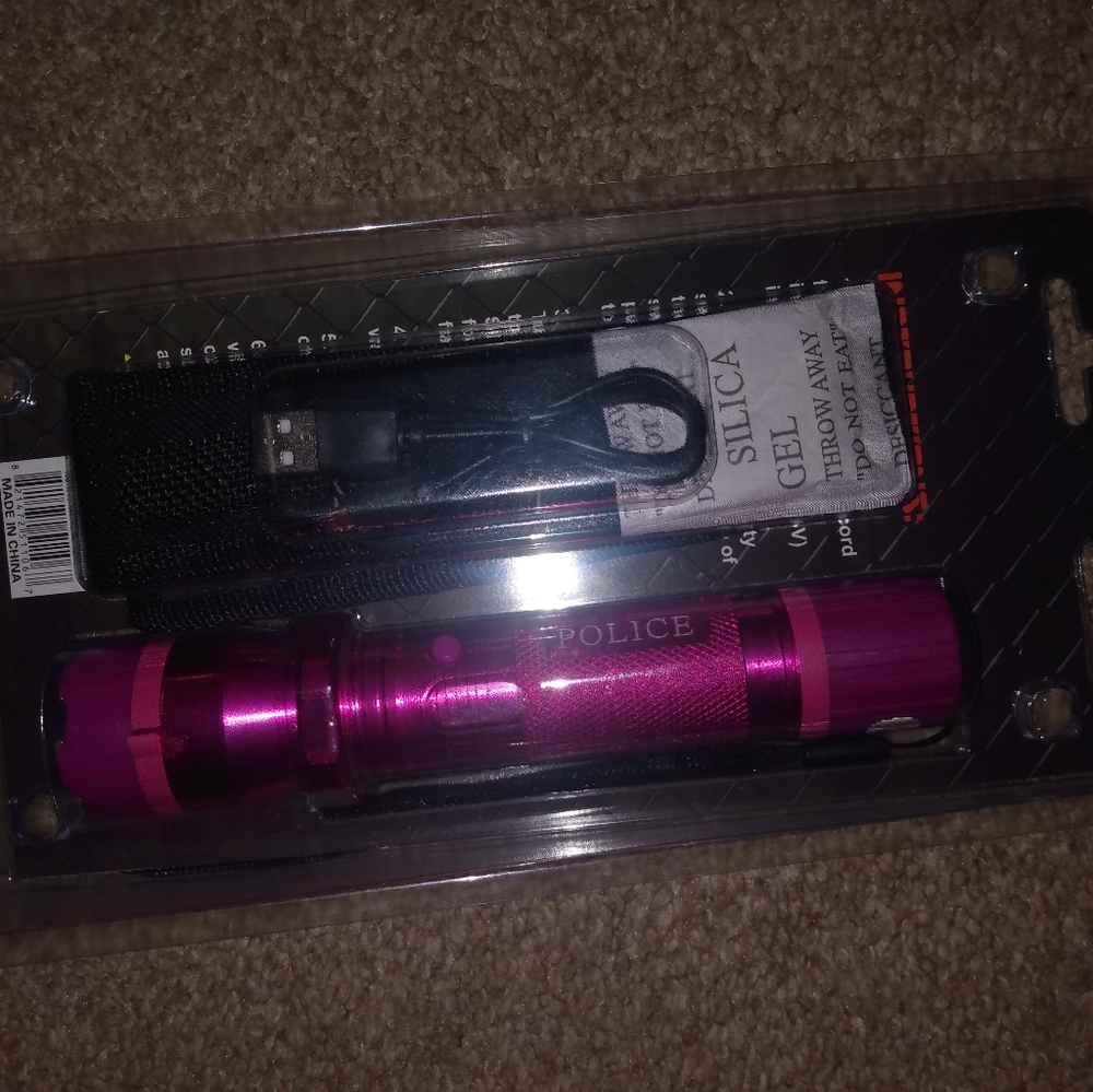 Flashlight + Stun Protection - Picture 2 of 2